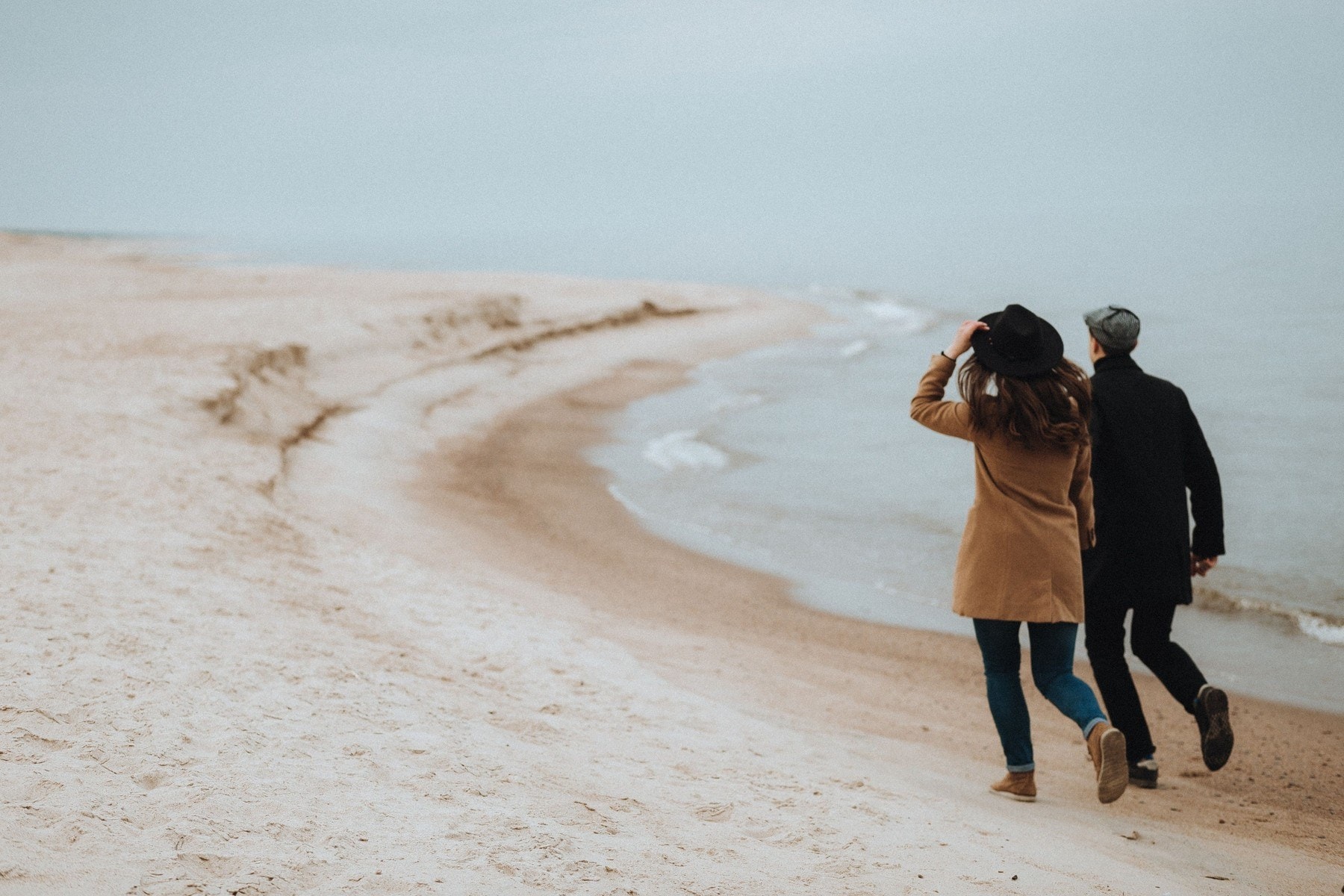 Casal caminhando na praia